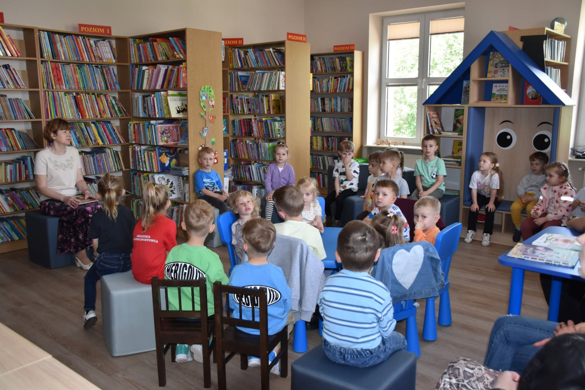 Przedszkolaki podczas zajęć w bibliotece